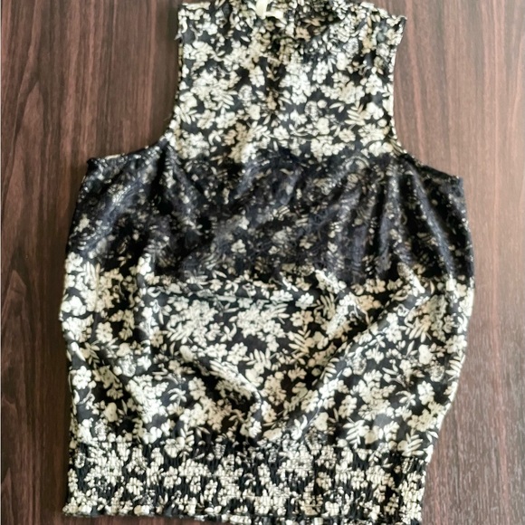 Sleeveless Blouse - Picture 3 of 4